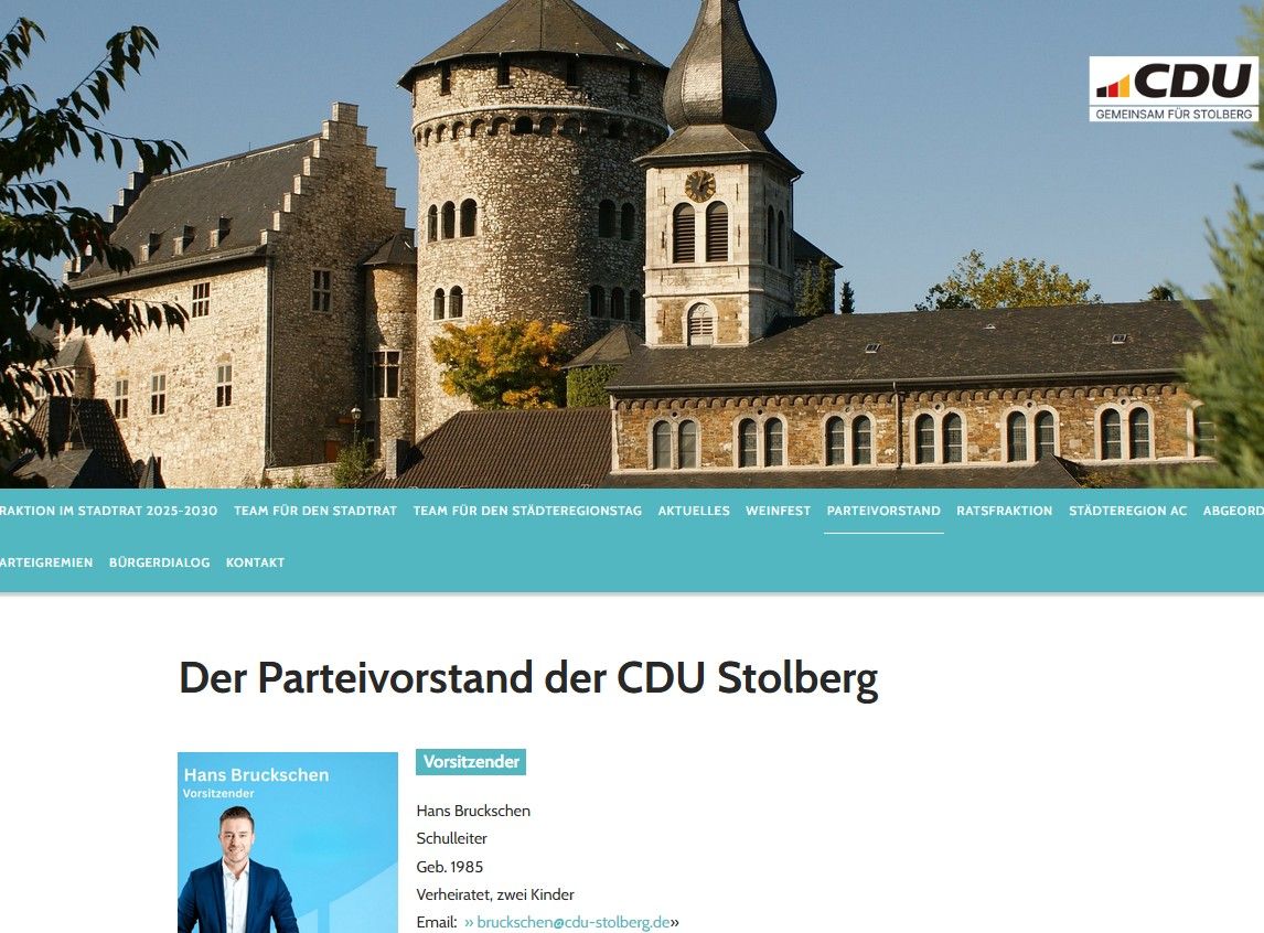 Parteivorstand der CDU Stolberg vor historischem Rathausgebäude.
