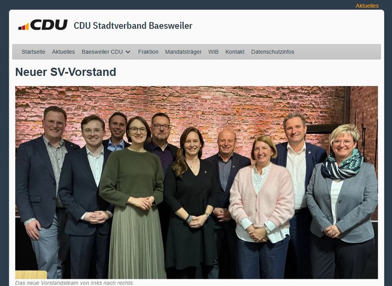 Neuer Vorstand des SV Baesweiler – Gruppe posiert vor brickwand.