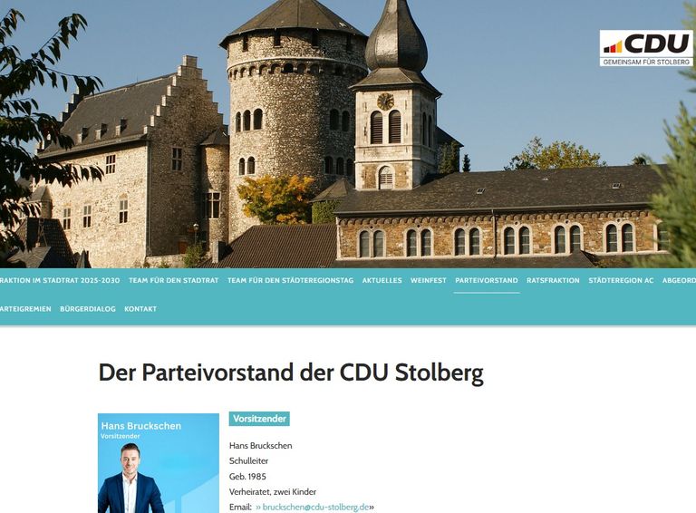 Parteivorstand der CDU Stolberg vor historischem Rathausgebäude.